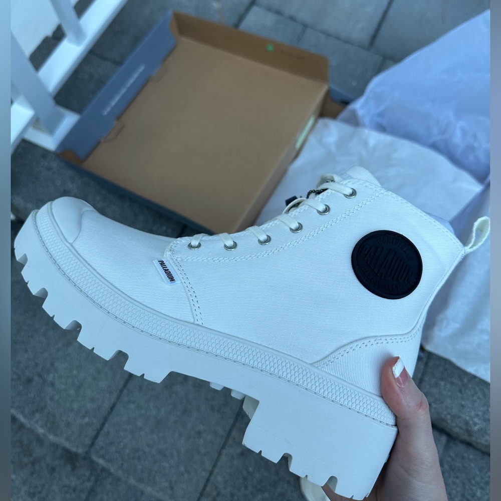 New in Box Palladium Women's White Pallabase Twill Size 7.5 Combat Boots - Picture 2 of 14